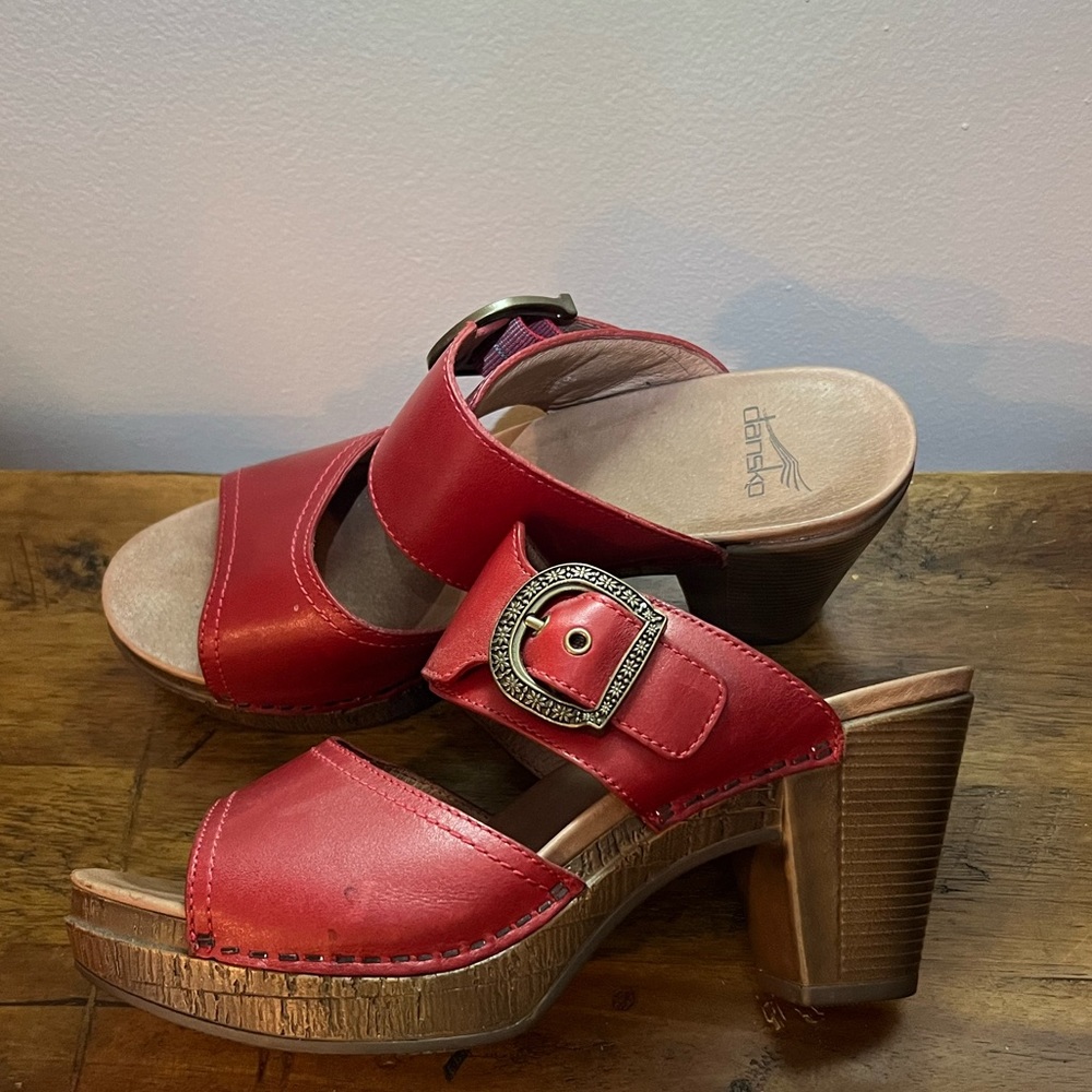 Barely used Dansko 39 sandal. Fits like a 8.5